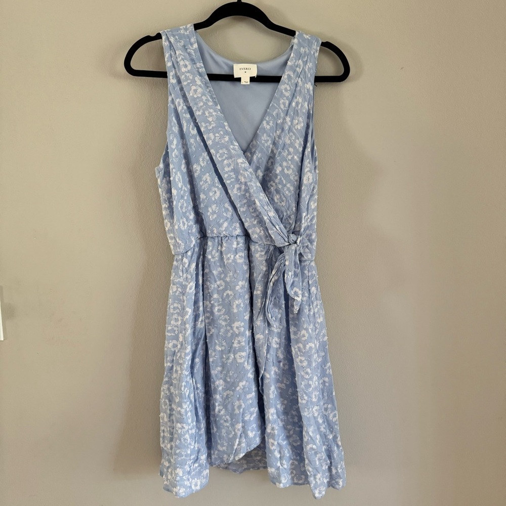 Everly Baby Blue & White Floral Sleeveless Wrap Dress Size L